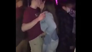 Dronken Sletje Pijpt Zijn Pik Midden In Club